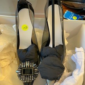 Brand new. Ordered wrong size and can’t return. Non smoking home. Never worn.